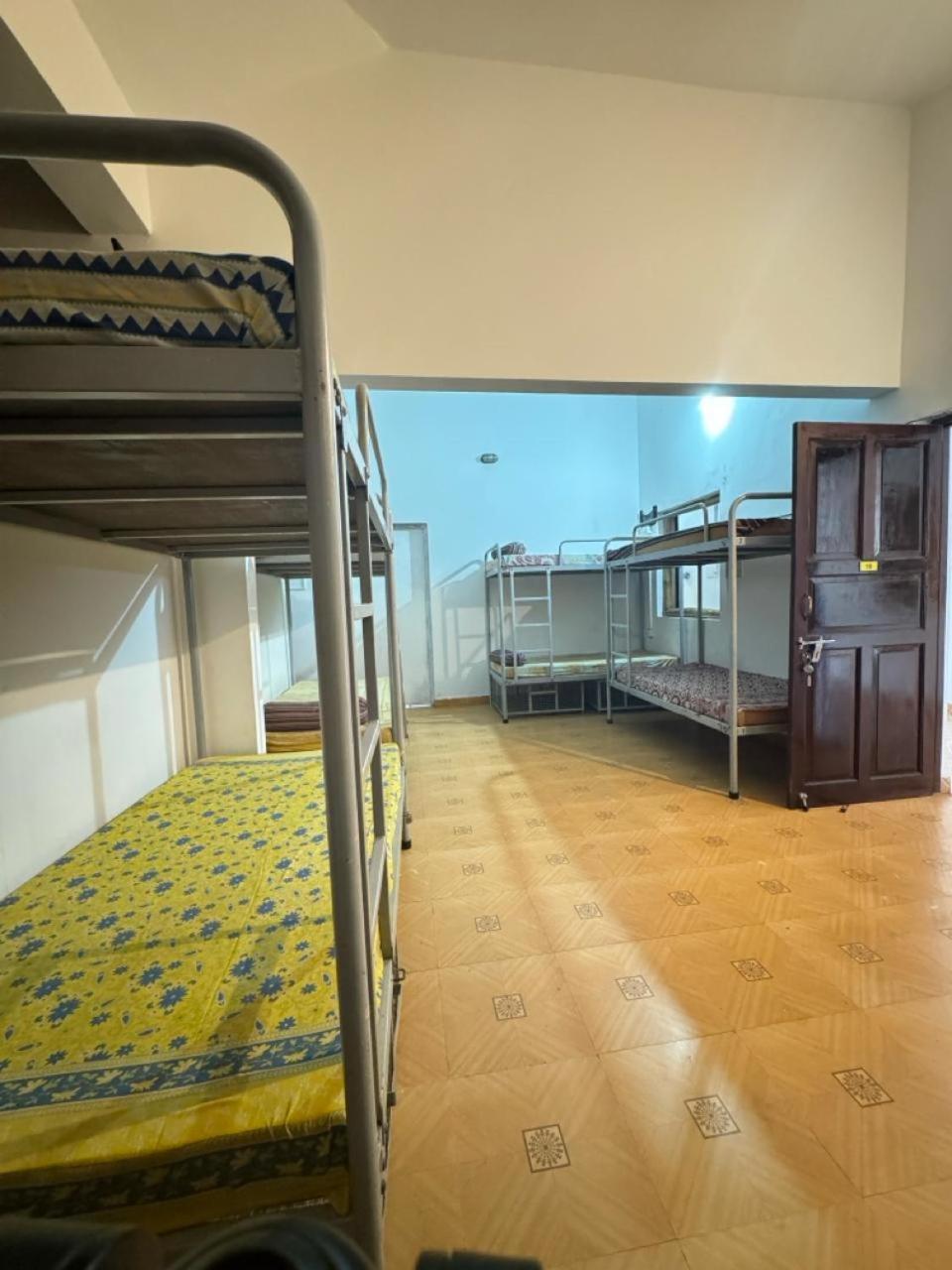 Albert'S Place Guest House Анджуна Екстериор снимка